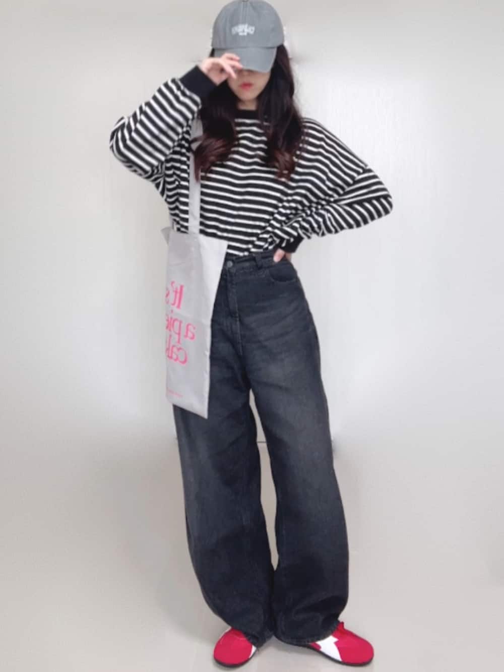 ホワイト系のTシャツ/カットソー、ブラック系のデニムパンツ、グレー系のトートバッグを着用したレディースの秋コーディネートの4枚目の写真