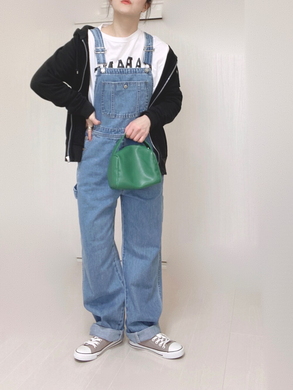 ブルー系のサロペット/オーバーオール、ホワイト系のTシャツ/カットソー、グリーン系のハンドバッグを着用したレディースの春コーディネートの2枚目の写真