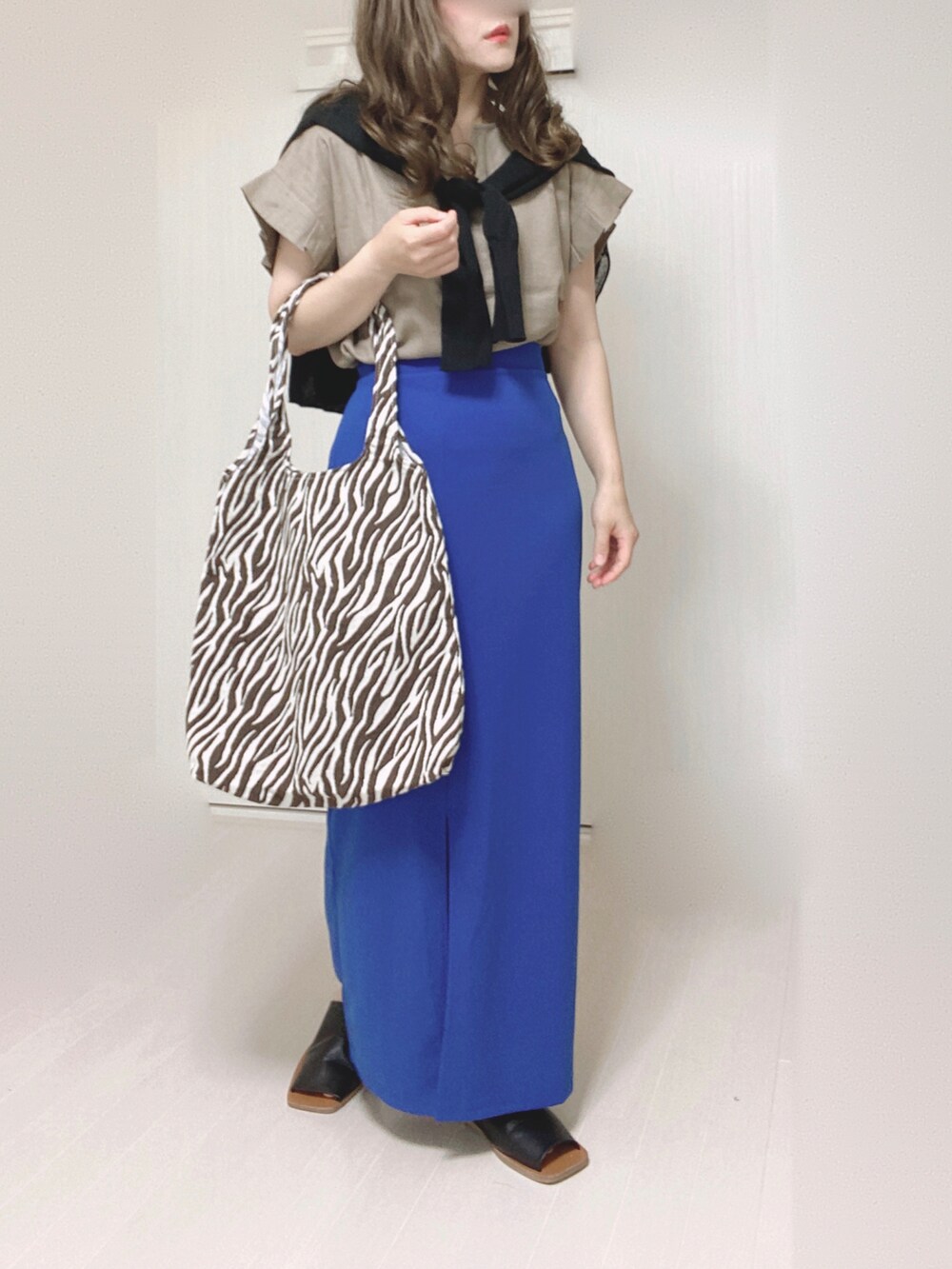 ブラウン系のシャツ/ブラウス、ブラック系のカーディガン/ボレロ、ブラック系のショルダーバッグを着用したレディースの夏コーディネートの2枚目の写真