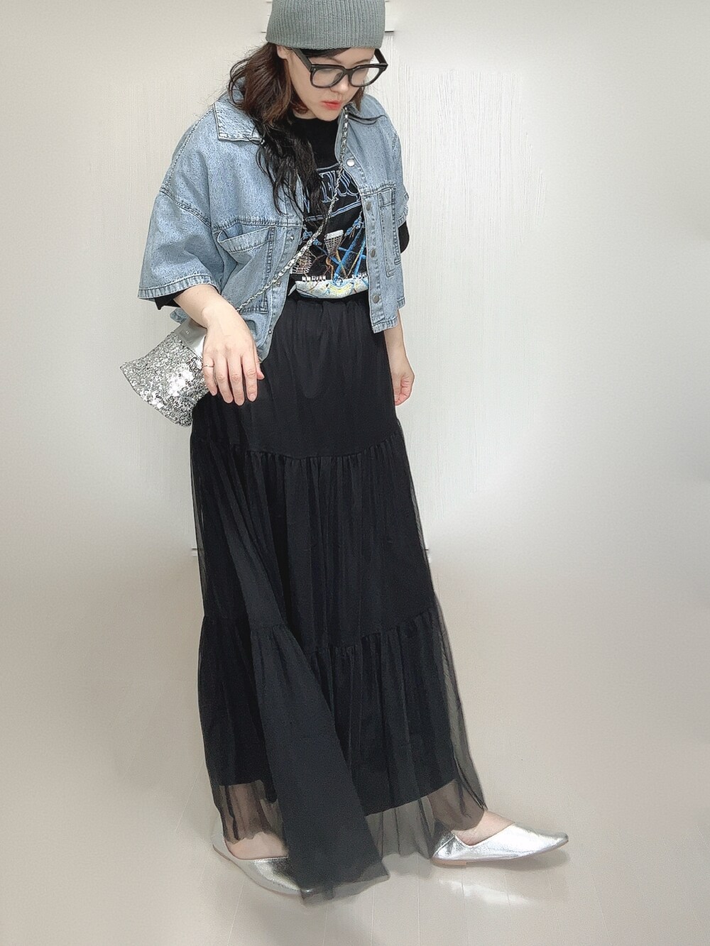 ブラック系のスカート、ブルー系のシャツ/ブラウス、ブラック系のTシャツ/カットソーを着用したレディースの夏コーディネートの3枚目の写真