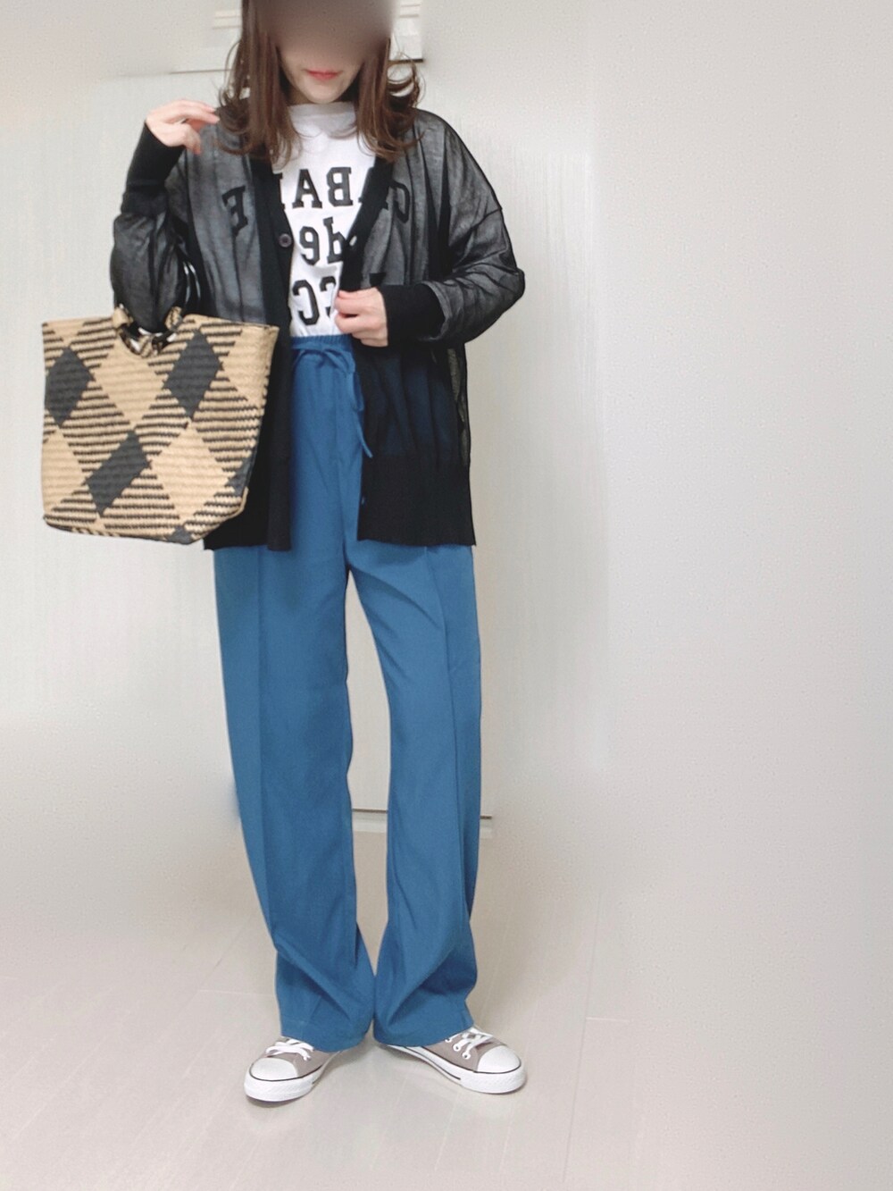 ブルー系のその他パンツ、ブラック系のカーディガン/ボレロ、ホワイト系のTシャツ/カットソーを着用したレディースの春コーディネートの3枚目の写真