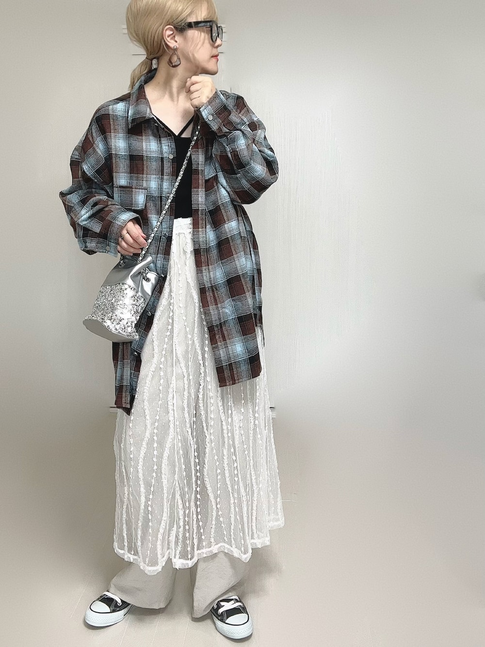 ブラウン系のシャツ/ブラウス、ブラック系のキャミソール、シルバー系のショルダーバッグを着用したレディースの夏コーディネートの5枚目の写真