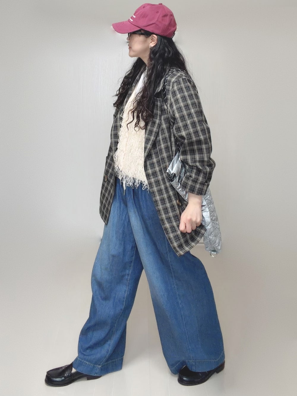 ホワイト系のベスト、ホワイト系のTシャツ/カットソー、ブラック系のテーラードジャケットを着用したレディースの春コーディネートの3枚目の写真