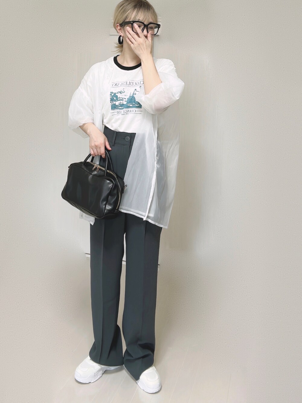 ホワイト系のTシャツ/カットソー、ホワイト系のシャツ/ブラウス、ブラック系のボストンバッグを着用したレディースの秋コーディネートの2枚目の写真