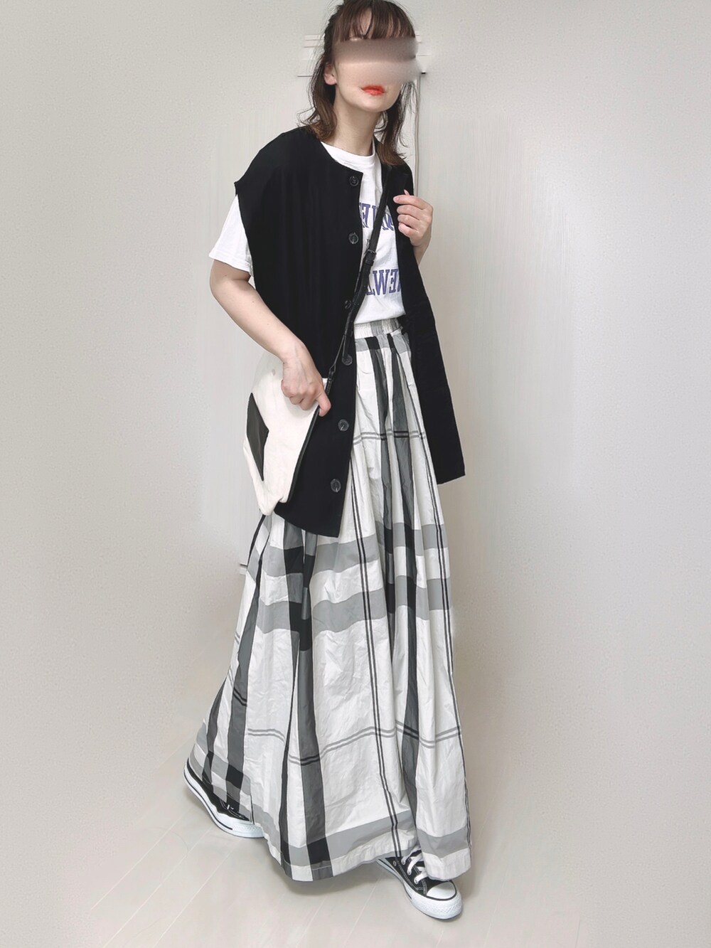 ブルー系のベスト、ホワイト系のTシャツ/カットソー、ベージュ系のかごバッグを着用したレディースの夏コーディネートの4枚目の写真