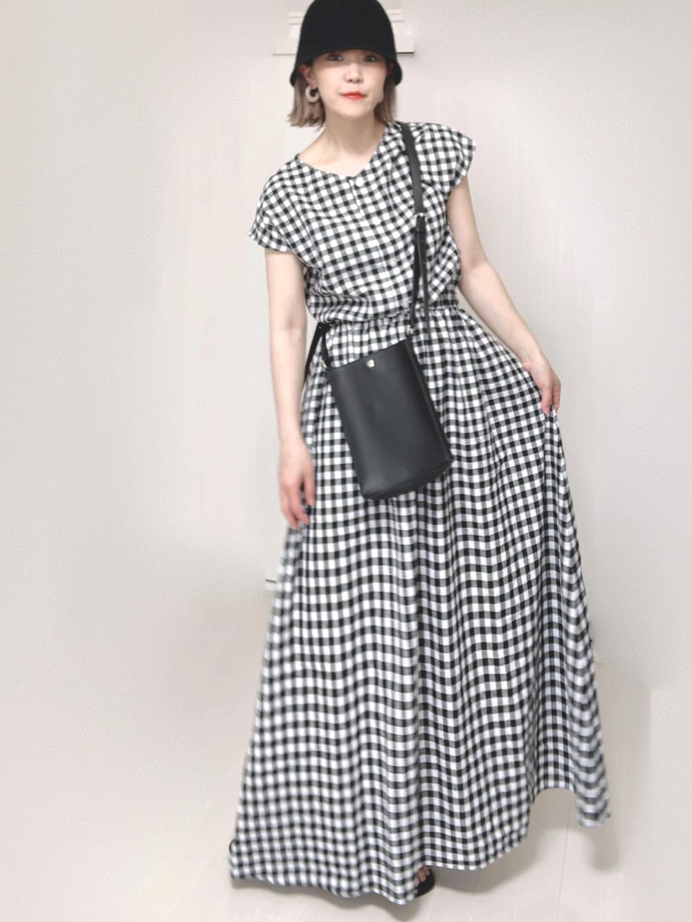 「このスタイルがお気に入り、ギンガムチェック、ギャザーワンピース、URBAN RESEARCH、Sonny　Label、ショルダーバッグ、ストラップサンダル、モノトーン、オトナ女子、低身長、サンダルコーデ」｜「URBAN RESEARCH Sonny Labelの『UR TECH 高機能リネン』『Sサイズ/低身長向けも展開』リネン混ギャザーワンピース（ワンピース、その他）」を使った、Ⓜ︎さん（レディース・152cm）の夏コーディネートの3枚目の写真