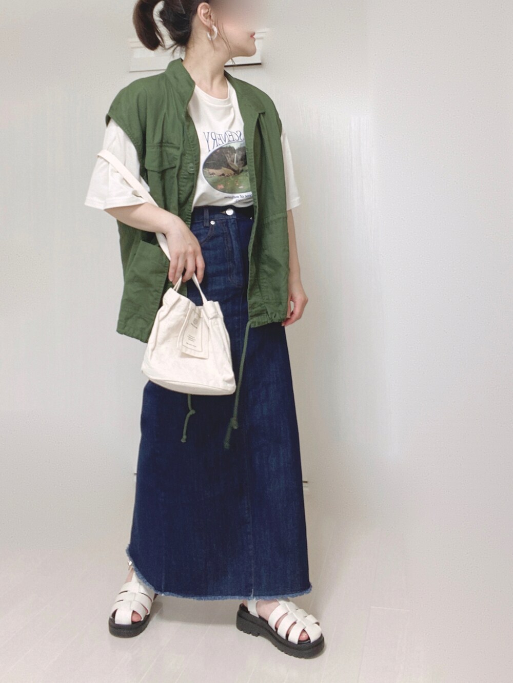 ホワイト系のTシャツ/カットソー、ブルー系のデニムスカート、グリーン系のその他アウターを着用したレディースの夏コーディネートの2枚目の写真