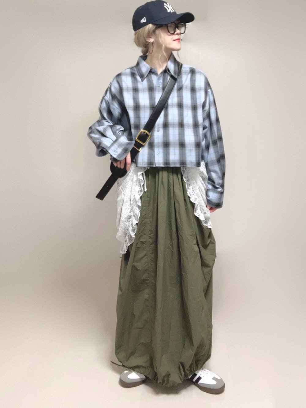「tiptop、tiptop_pocket、tipコーデ、レース、キャミワンピ、レイヤードスタイル、チェックシャツ、キャップ、やっぱり帽子が好き、コクーンスカート、ドロスト、ショルダーバッグ、低身長、adidas」｜「tiptopのレースドロストミニキャミワンピース（ワンピース、ホワイト系）」を使った、Ⓜ︎さん（骨格ウェーブ・レディース・152cm）の春コーディネートの2枚目の写真