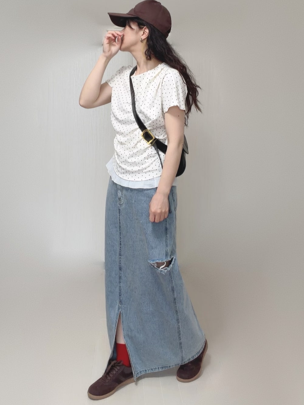 ホワイト系のTシャツ/カットソーを着用したレディースの夏コーディネートの3枚目の写真