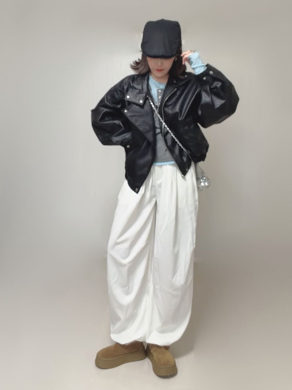 グレー系のTシャツ/カットソー、ブラック系のブルゾン、ホワイト系のその他パンツを着用したレディースの秋コーディネートの3枚目の写真
