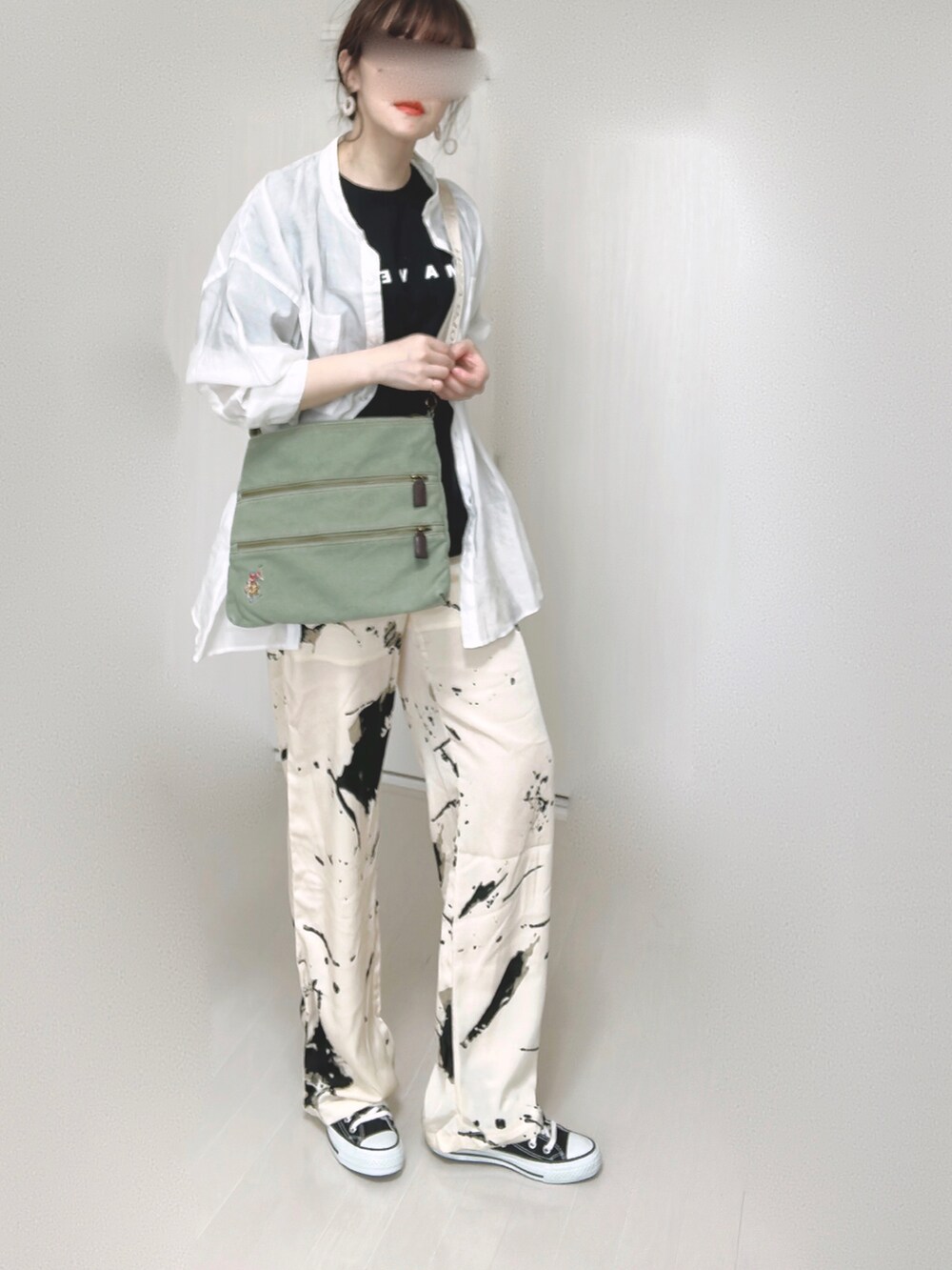 グリーン系のショルダーバッグ、ブラック系のTシャツ/カットソー、ホワイト系のシャツ/ブラウスを着用したレディースの夏コーディネートの3枚目の写真