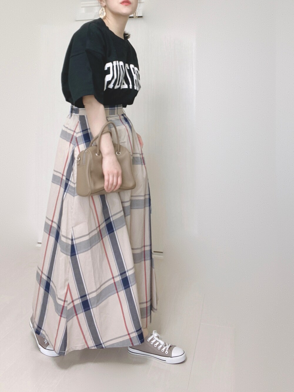 ブラック系のTシャツ/カットソーを着用したレディースの春コーディネートの3枚目の写真