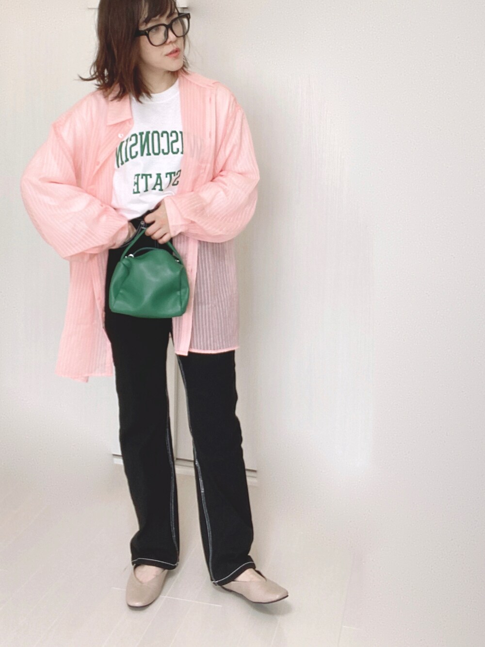 ホワイト系のTシャツ/カットソー、ピンク系のシャツ/ブラウス、グリーン系のハンドバッグを着用したレディースの秋コーディネートの5枚目の写真