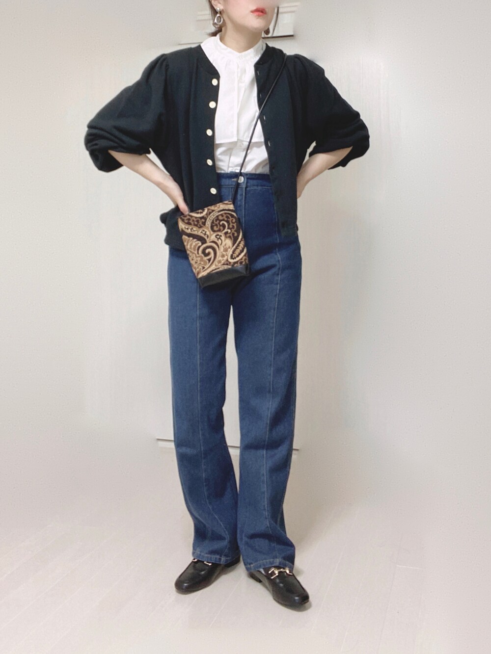 ブラック系のカーディガン/ボレロ、ホワイト系のシャツ/ブラウス、ブラック系のショルダーバッグを着用したレディースの夏コーディネートの4枚目の写真