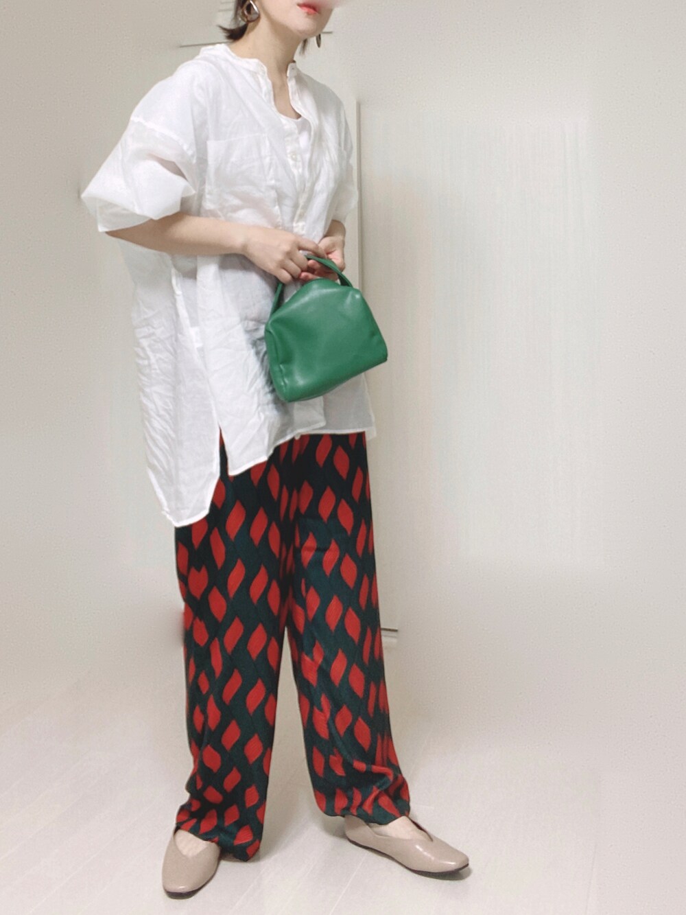 グリーン系のその他パンツ、ホワイト系のシャツ/ブラウス、グリーン系のハンドバッグを着用したレディースの夏コーディネートの4枚目の写真