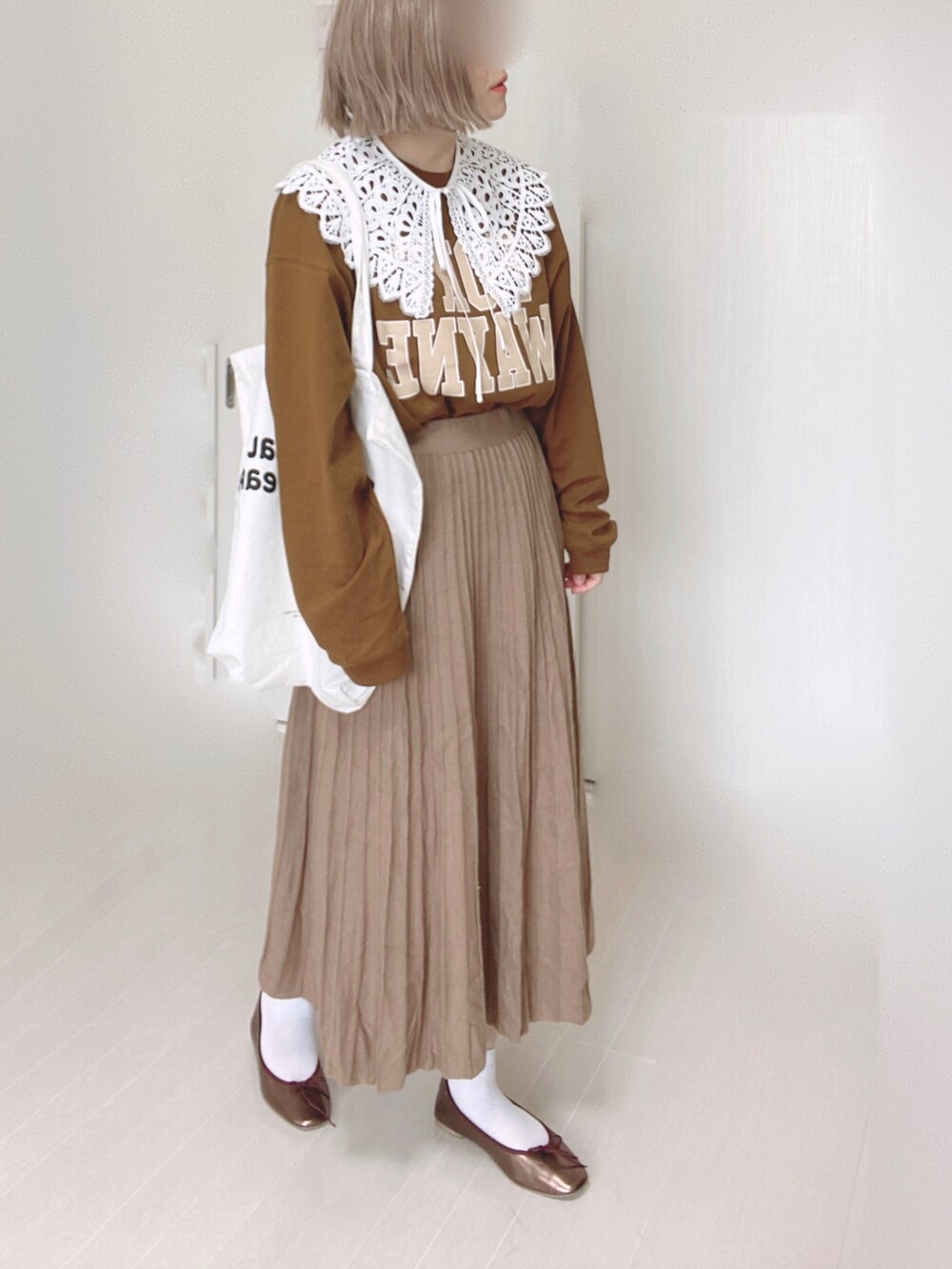 ブラウン系のバレエシューズ、ブラウン系のTシャツ/カットソー、ホワイト系のトートバッグを着用したレディースの秋コーディネートの4枚目の写真