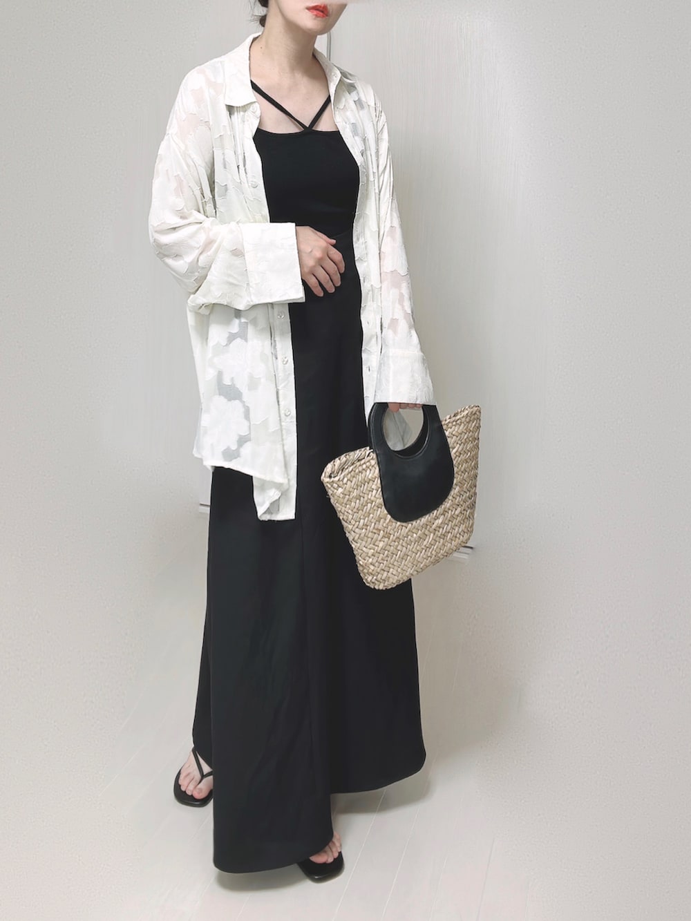 ブラック系のスカート、ホワイト系のシャツ/ブラウス、ブラック系のキャミソールを着用したレディースの夏コーディネートの3枚目の写真