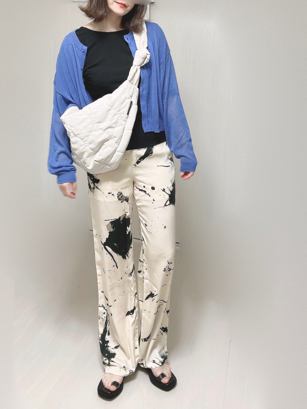 ブラック系のTシャツ/カットソー、ブルー系のカーディガン/ボレロ、ブラック系のショルダーバッグを着用したレディースの春コーディネートの2枚目の写真