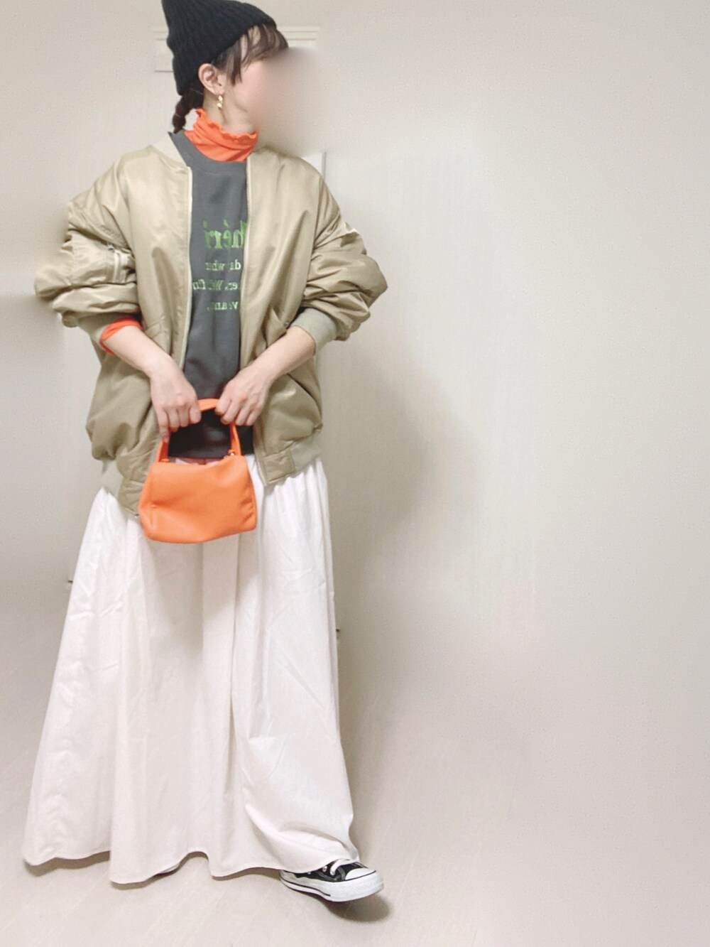 ベージュ系のMA-1、グレー系のスウェット、ホワイト系のスカートを着用したレディースの秋コーディネートの2枚目の写真