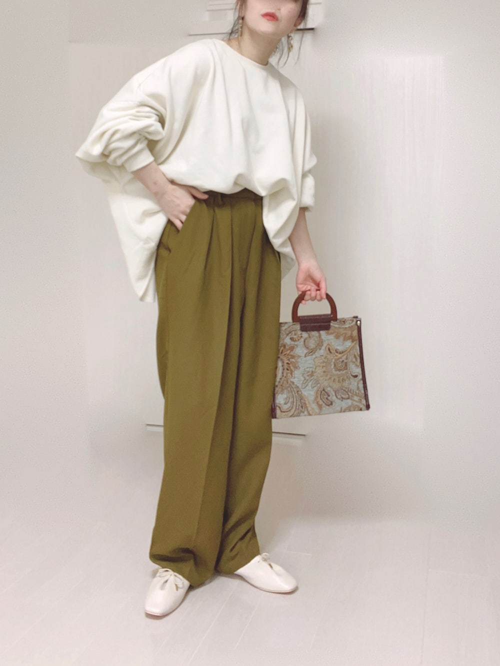 「スウェット、ハンドバッグ、ゴブラン、オーバーサイズ、大人カジュアル、タックイン、タックパンツ、w closet、PR、ハンドメイドピアス、menue、welleg、ウェレッグ」｜「menueの2wayスクエアトゥレースアップシューズ（ドレスシューズ、ホワイト系）」を使った、Ⓜ︎さん（レディース・152cm）の秋コーディネートの2枚目の写真