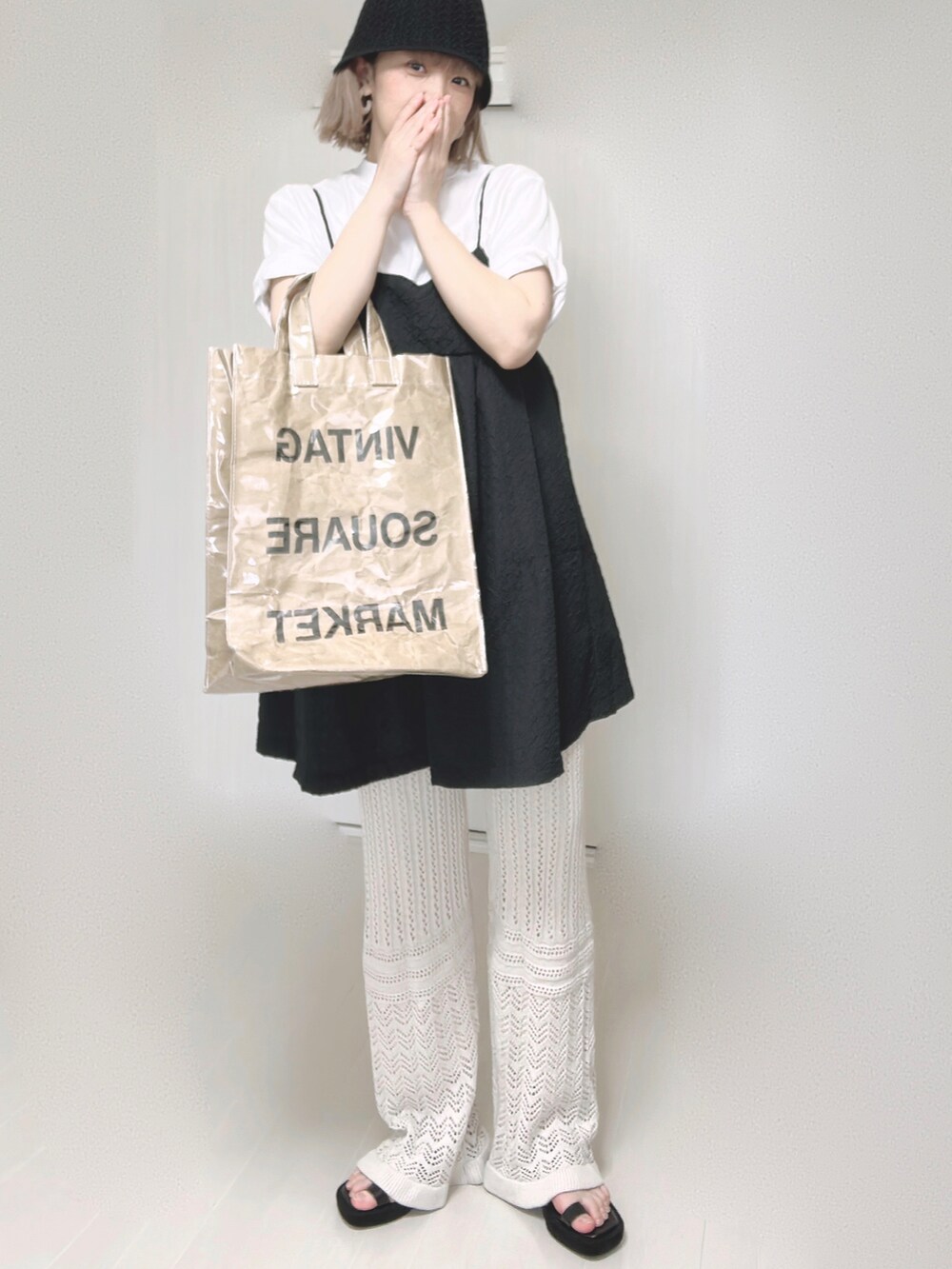 ブラック系のワンピース、グリーン系のトートバッグ、ホワイト系のその他パンツを着用したレディースの夏コーディネートの3枚目の写真