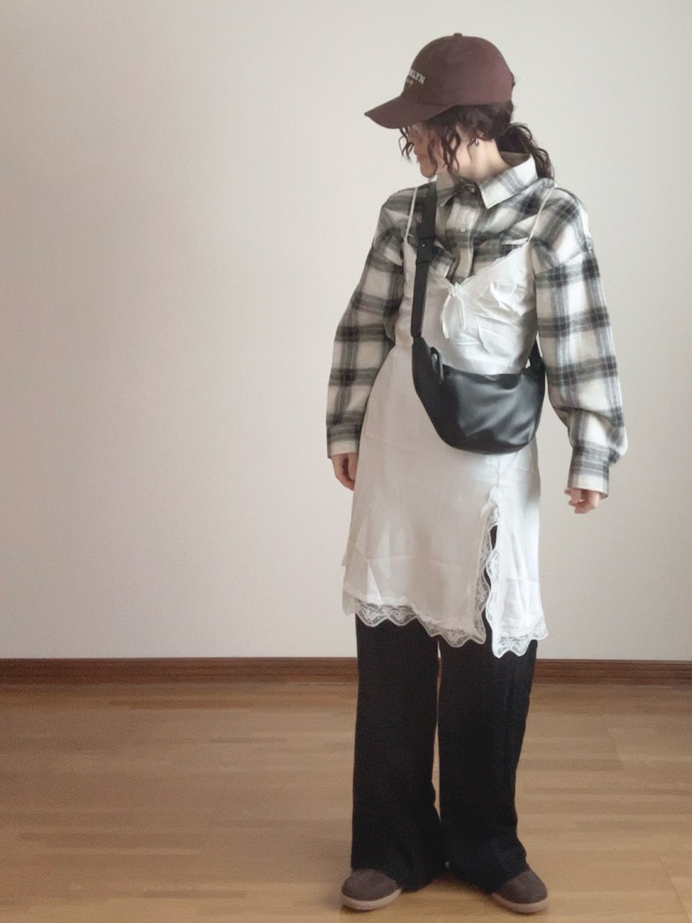 ホワイト系のシャツ/ブラウス、ホワイト系のワンピース、ブラック系のその他パンツを着用したレディースの春コーディネートの2枚目の写真