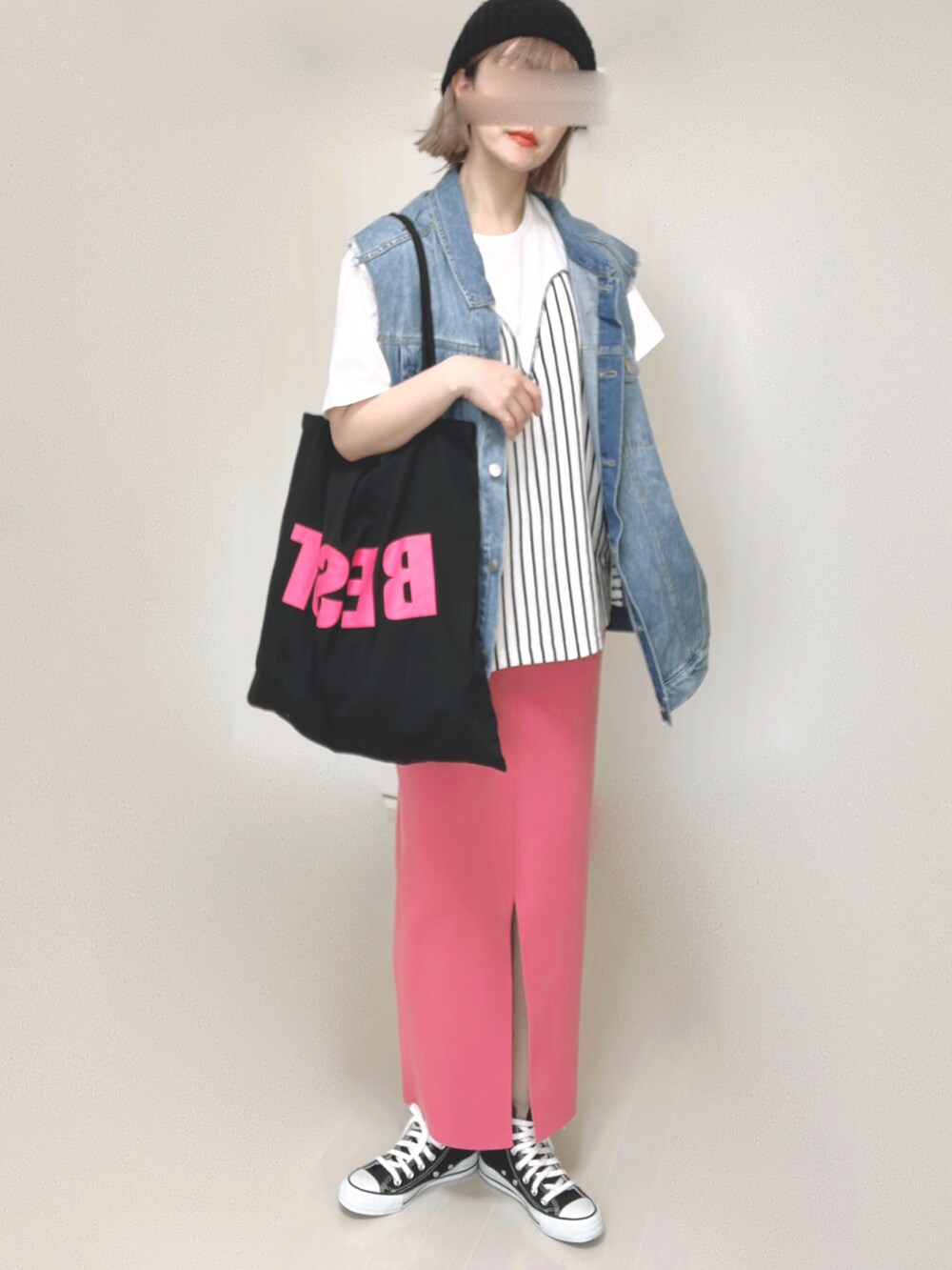 ホワイト系のTシャツ/カットソー、ブルー系のベスト、ブラック系のトートバッグを着用したレディースの夏コーディネートの2枚目の写真