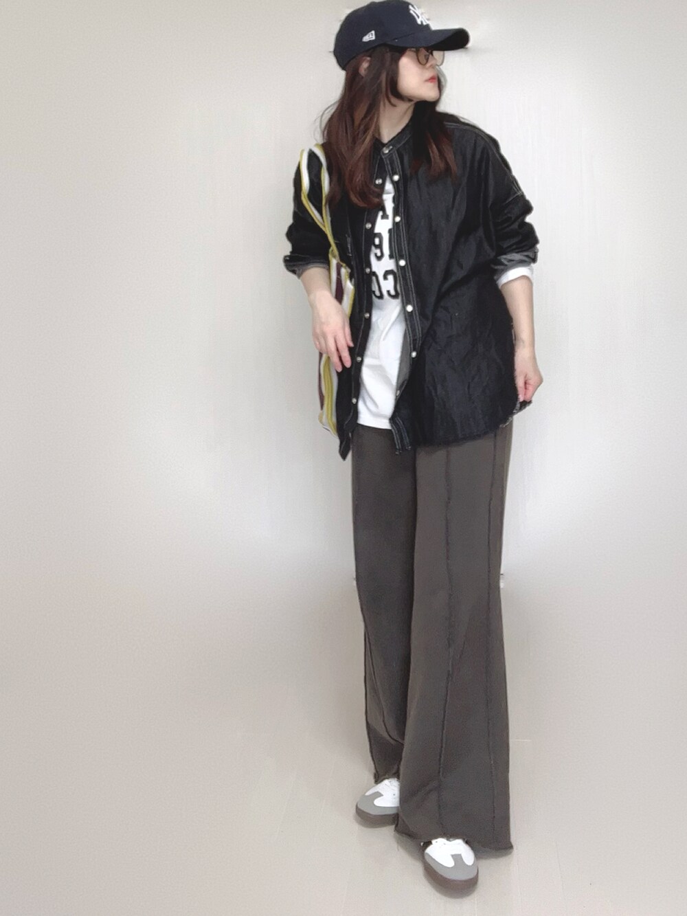 ブラック系のスウェットパンツ、ブラック系のシャツ/ブラウス、ホワイト系のTシャツ/カットソーを着用したレディースの春コーディネートの2枚目の写真