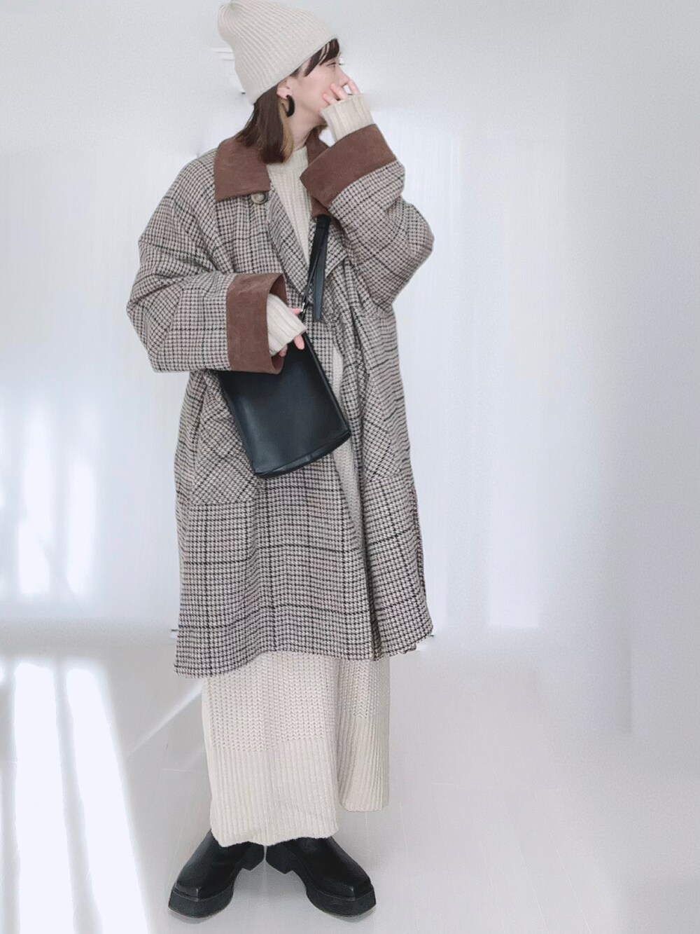 その他のその他アウター、ホワイト系のワンピース、ブラック系のショルダーバッグを着用したレディースの冬コーディネートの3枚目の写真