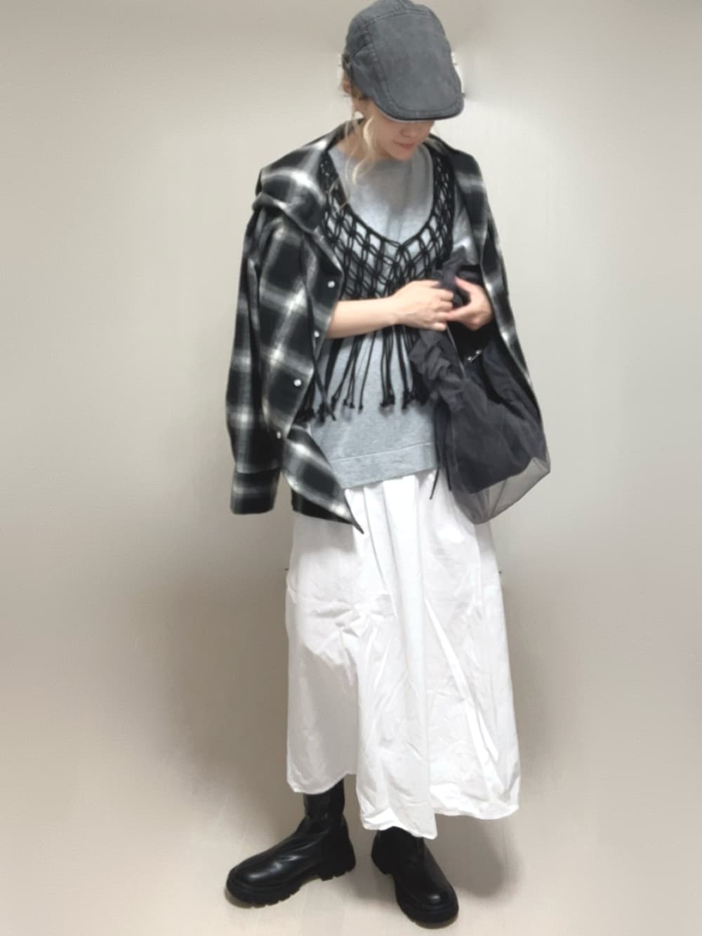 ブラック系のシャツ/ブラウス、ブラック系のブーツ、グレー系のショルダーバッグを着用したレディースの夏コーディネートの2枚目の写真