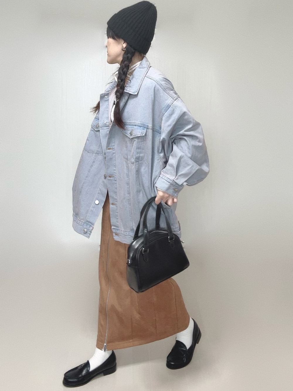 ホワイト系のTシャツ/カットソー、ピンク系のデニムジャケット、ベージュ系のスカートを着用したレディースの冬コーディネートの2枚目の写真