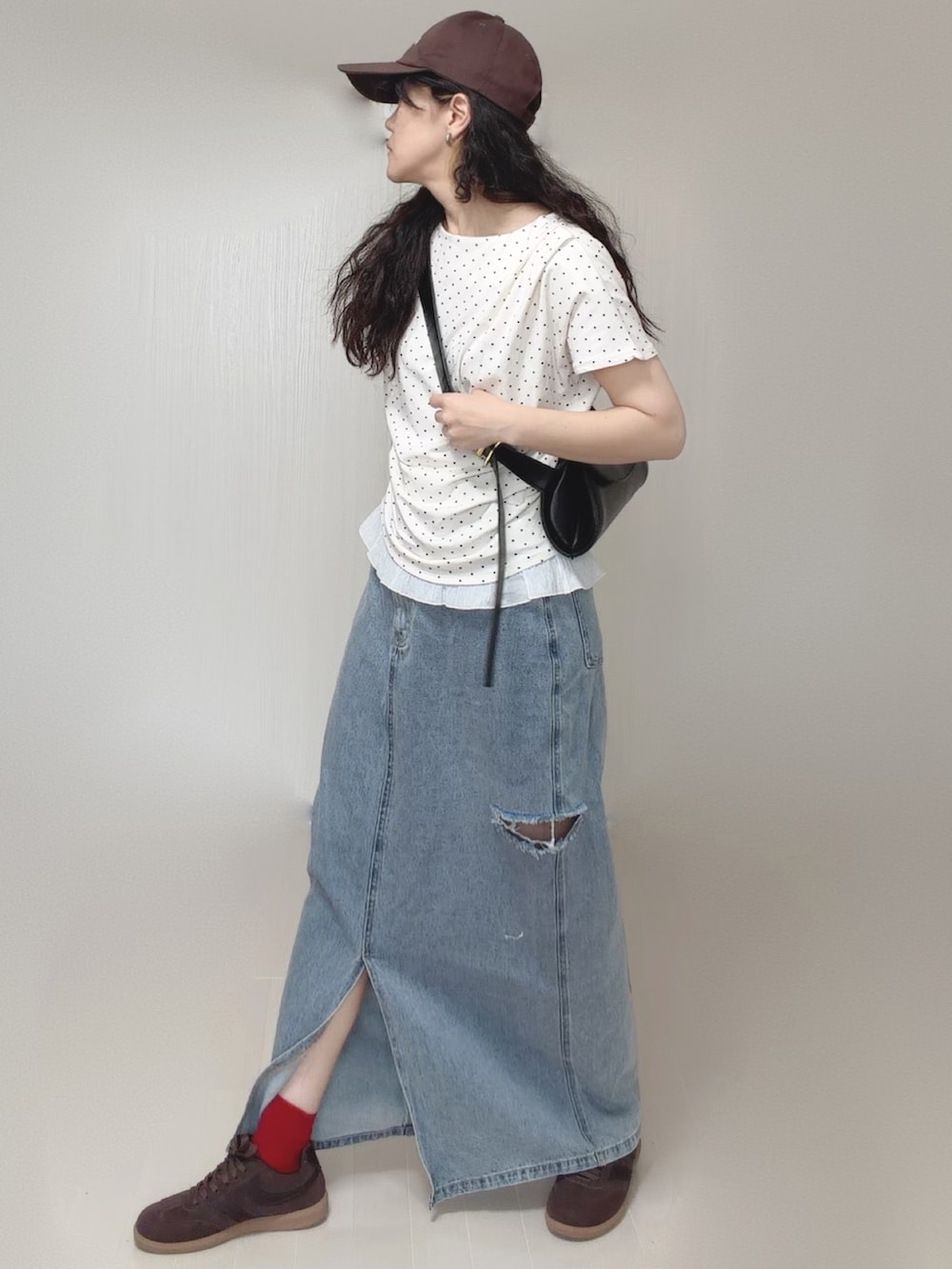 ホワイト系のTシャツ/カットソーを着用したレディースの夏コーディネートの2枚目の写真
