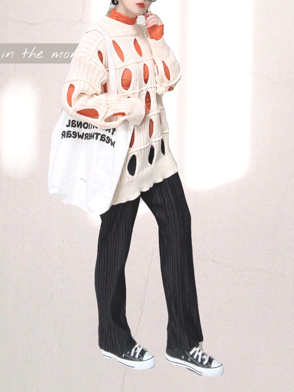 オレンジ系のTシャツ/カットソー、ホワイト系のトートバッグ、ブラック系のその他パンツを着用したレディースの秋コーディネートの5枚目の写真