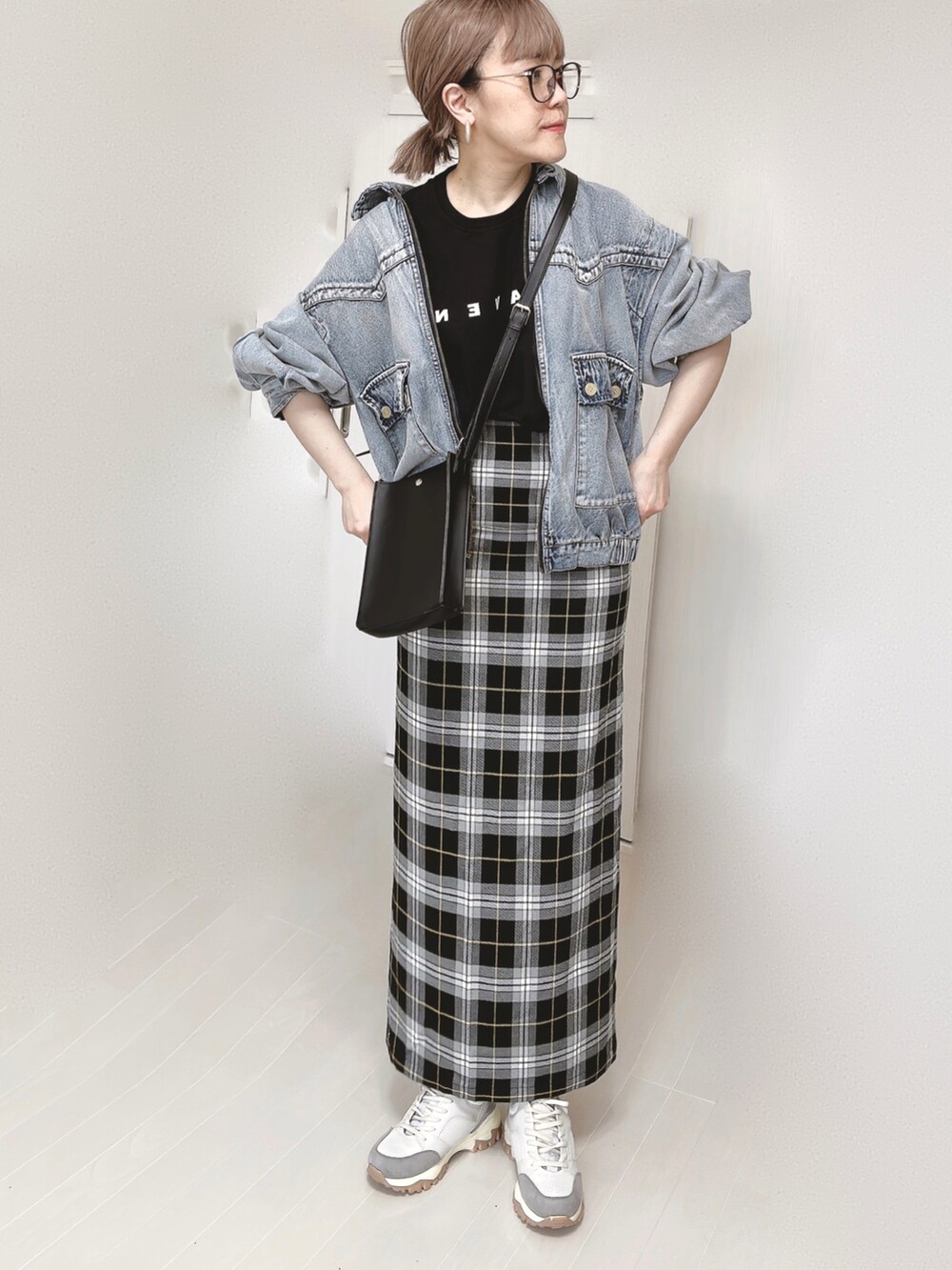 ブラック系のTシャツ/カットソー、ブルー系のブルゾン、ブラック系のショルダーバッグを着用したレディースの春コーディネートの4枚目の写真