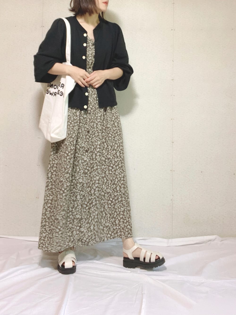 ブラック系のカーディガン/ボレロ、グリーン系のその他パンツを着用したレディースの夏コーディネートの3枚目の写真