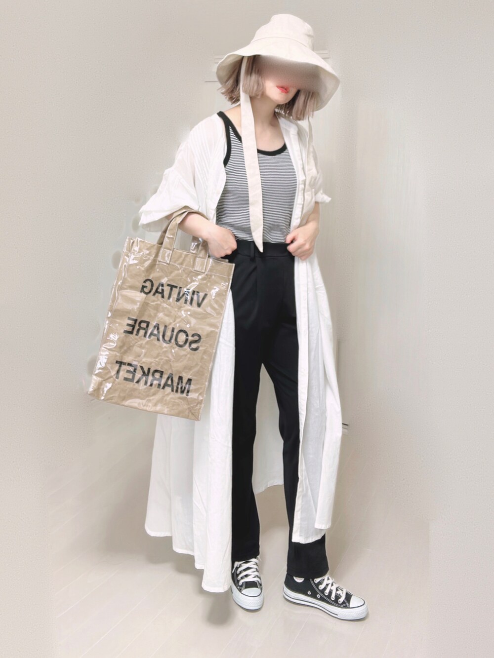 ブラック系のタンクトップ、ホワイト系のシャツワンピース、グリーン系のトートバッグを着用したレディースの夏コーディネートの2枚目の写真