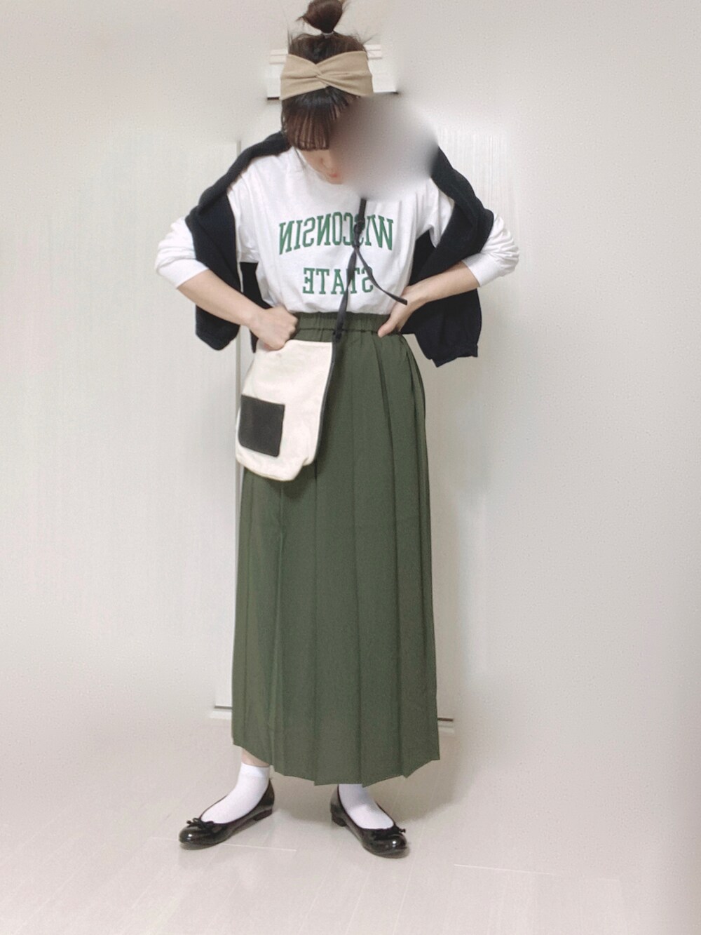 ホワイト系のTシャツ/カットソー、ブラック系のカーディガン/ボレロ、ホワイト系のショルダーバッグを着用したレディースの夏コーディネートの4枚目の写真