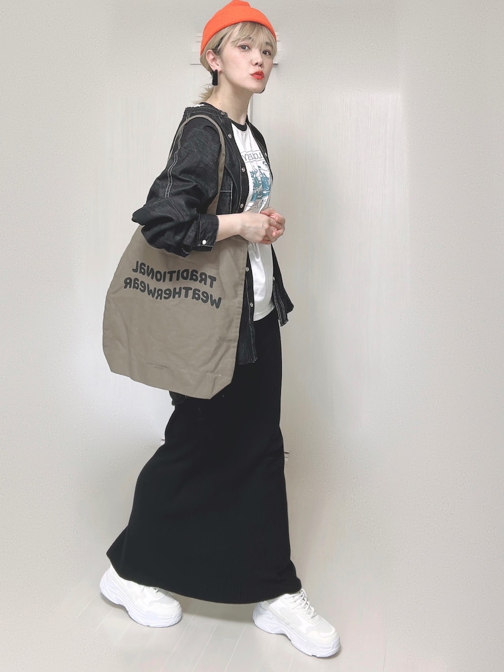 「HUNCH、ハンチ、デニムシャツ、Chillfar、リンガーTシャツ、トートバッグ、ダッドスニーカー、Traditional Weatherwear、Fabby fabby、ニット帽、大人カジュアル、低身長、秋コーデ」｜「hunchの【WEB限定/別注】デニムオーバーサイズシャツ（シャツ/ブラウス、ブラック系）」を使った、Ⓜ︎さん（レディース・152cm）の秋コーディネートの2枚目の写真