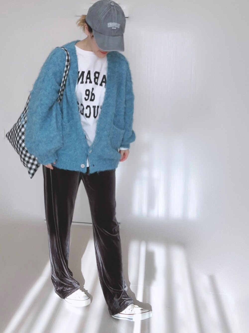 グレー系のその他パンツ、ホワイト系のTシャツ/カットソー、ホワイト系のスニーカーを着用したレディースの冬コーディネートの3枚目の写真