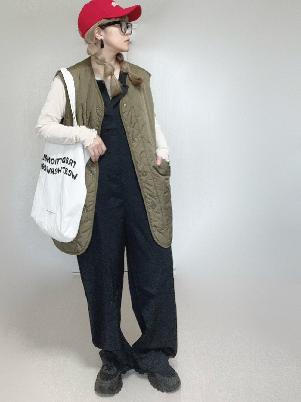 ブラック系のつなぎ/オールインワン、ホワイト系のTシャツ/カットソー、ホワイト系のトートバッグを着用したレディースの秋コーディネートの2枚目の写真