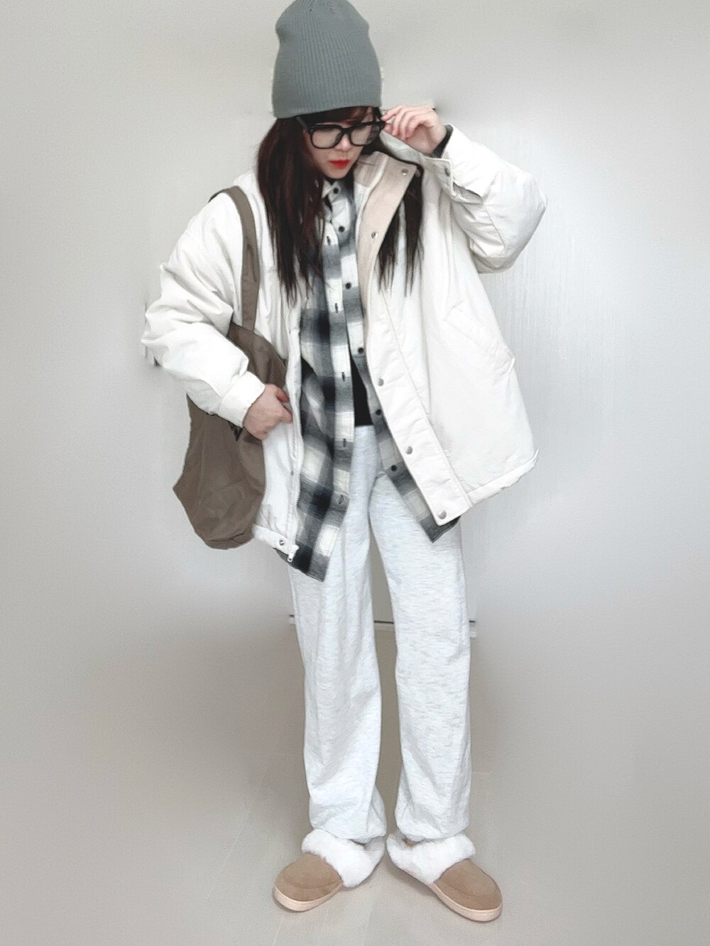 ホワイト系のブルゾン、ホワイト系のシャツ/ブラウス、ブラウン系のトートバッグを着用したレディースの秋コーディネートの3枚目の写真