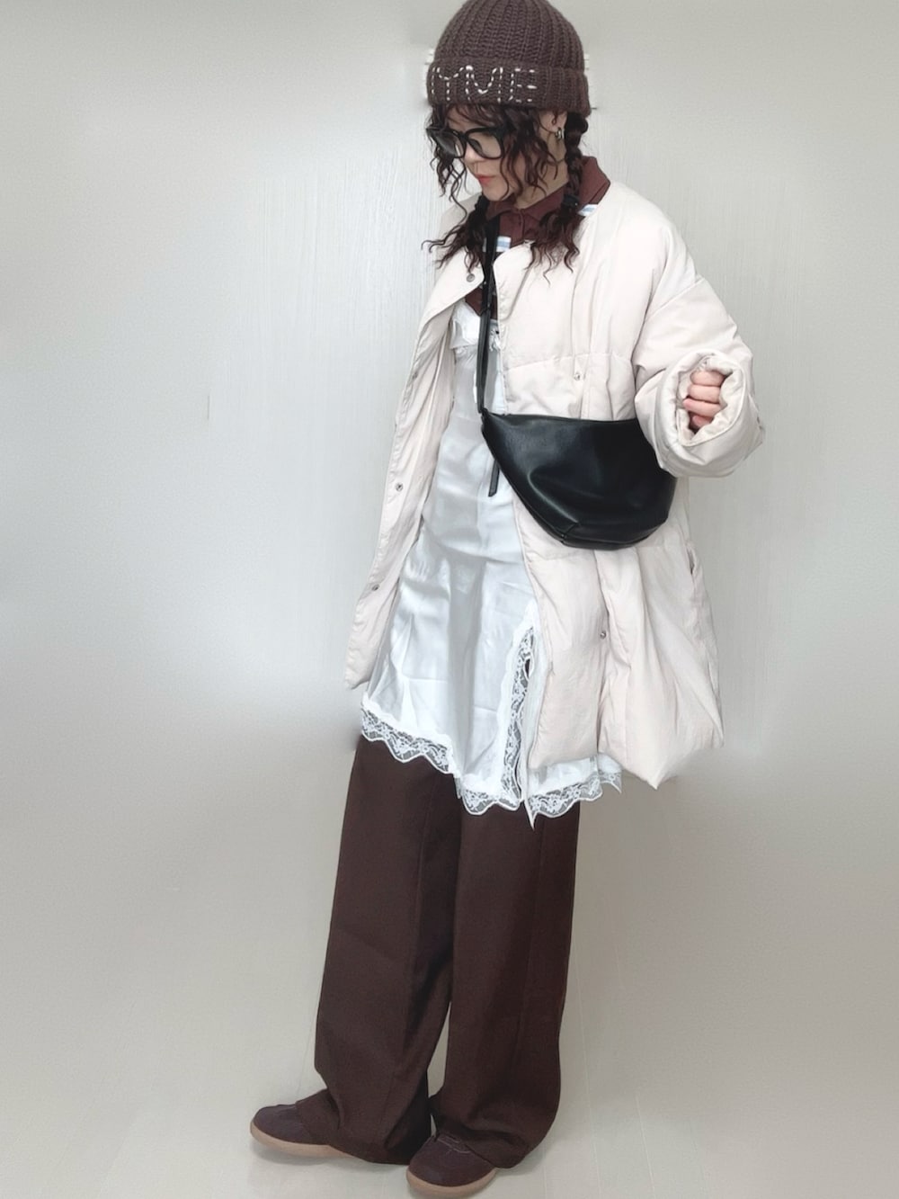 ブラウン系のその他パンツ、ホワイト系のワンピース、ホワイト系のダウンジャケット/コートを着用したレディースの冬コーディネートの5枚目の写真