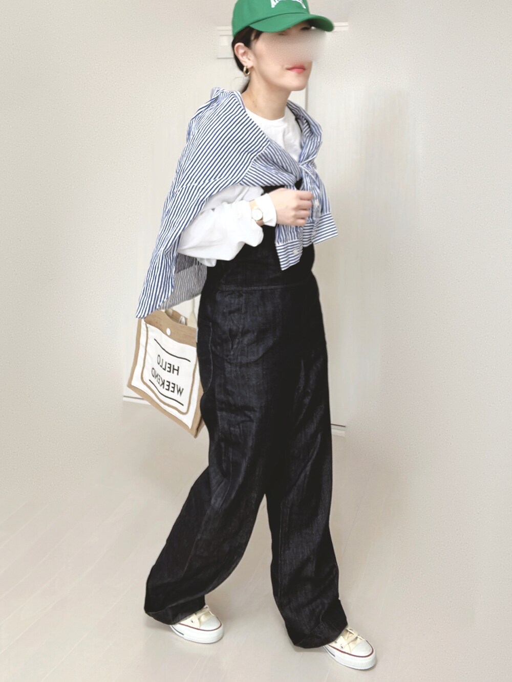 ブルー系のサロペット/オーバーオール、ホワイト系のTシャツ/カットソー、ブルー系のシャツ/ブラウスを着用したレディースの春コーディネートの5枚目の写真