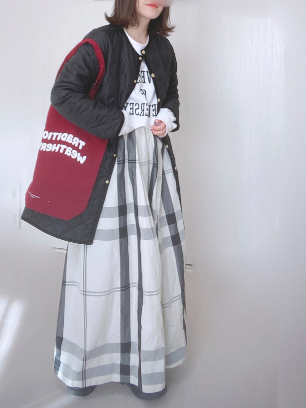ブラック系のその他アウター、レッド系のトートバッグ、ホワイト系のスウェットを着用したレディースの秋コーディネートの2枚目の写真