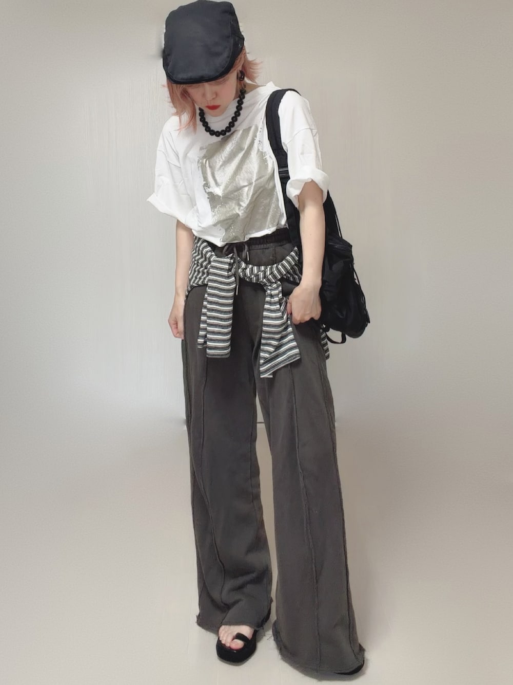 ホワイト系のTシャツ/カットソー、グレー系のカーディガン/ボレロ、ブラック系のスウェットパンツを着用したレディースの春コーディネートの4枚目の写真