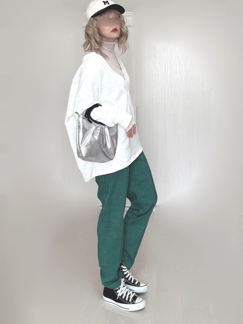 ホワイト系のスウェット、グリーン系のその他パンツ、ブラック系のスニーカーを着用したレディースの秋コーディネートの4枚目の写真
