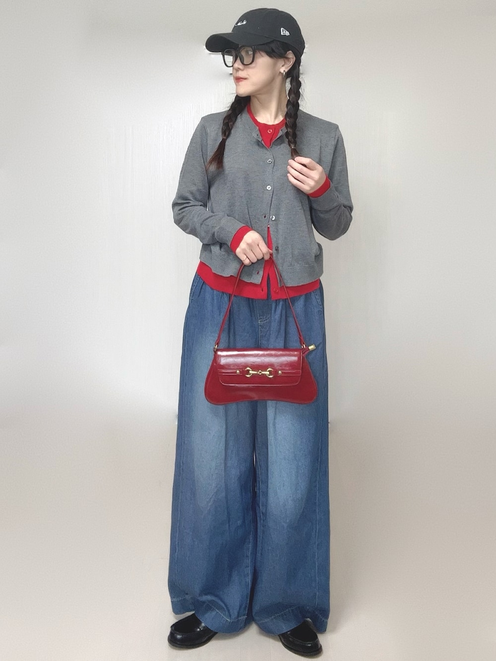 グレー系のカーディガン/ボレロ、ブラック系のローファー、ブルー系のデニムパンツを着用したレディースの春コーディネートの5枚目の写真