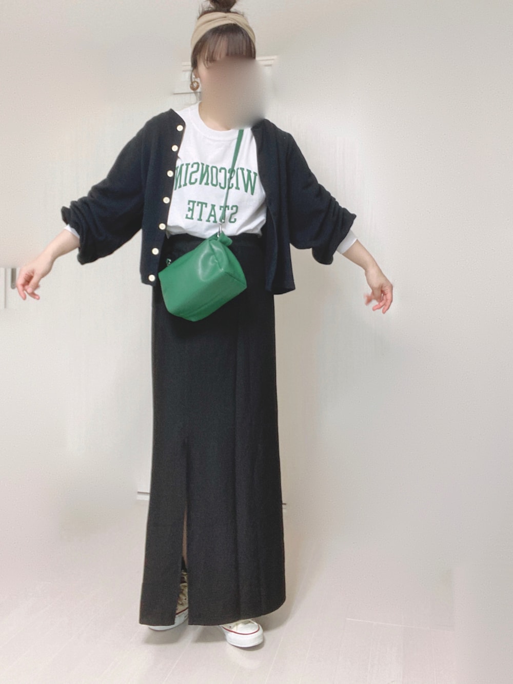 ホワイト系のTシャツ/カットソー、ブラック系のカーディガン/ボレロ、グリーン系のハンドバッグを着用したレディースの夏コーディネートの2枚目の写真