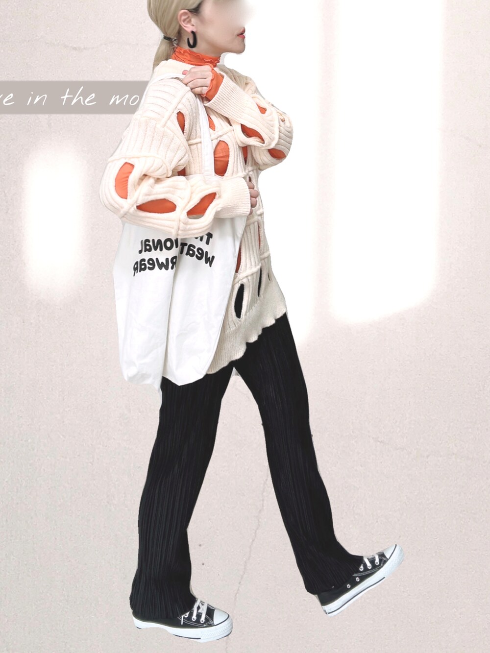 オレンジ系のTシャツ/カットソー、ホワイト系のトートバッグ、ブラック系のその他パンツを着用したレディースの秋コーディネートの3枚目の写真