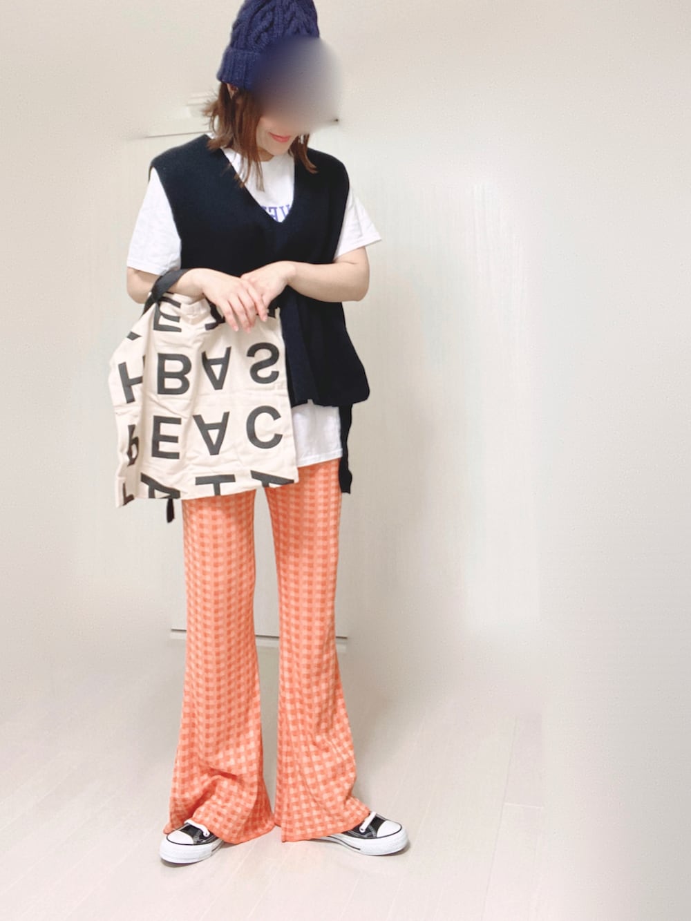 オレンジ系のその他パンツ、ホワイト系のTシャツ/カットソー、ブラック系のベストを着用したレディースの夏コーディネートの3枚目の写真